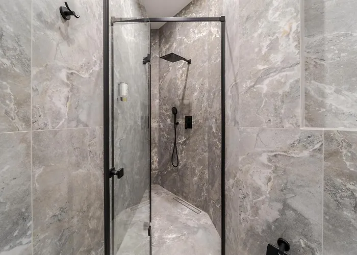 Royal With Bathtub On Rappaporta 15 *