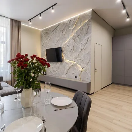 Royal With Bathtub On Rappaporta 15 利沃夫