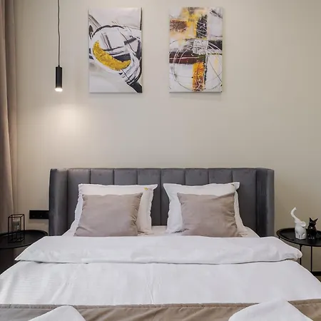 Royal With Bathtub On Rappaporta 15