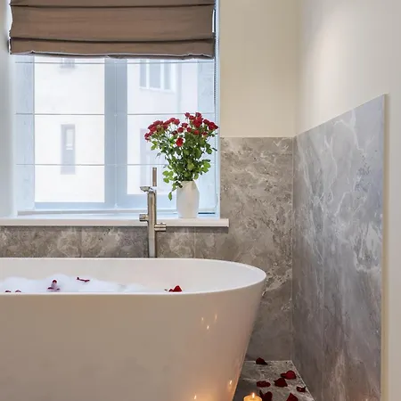 Royal With Bathtub On Rappaporta 15 * Львів