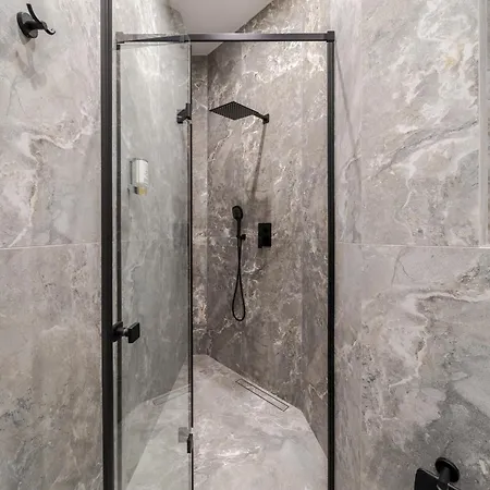 Royal With Bathtub On Rappaporta 15 *