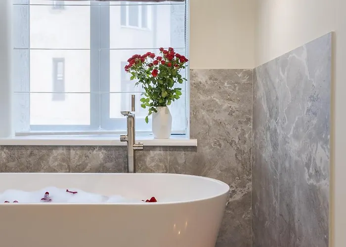 Royal With Bathtub On Rappaporta 15 * Lwów